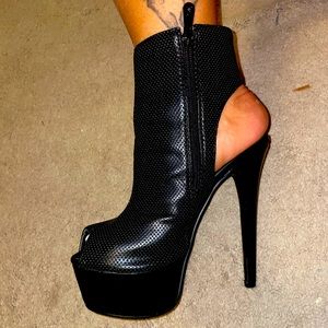 Peep toe platform boots